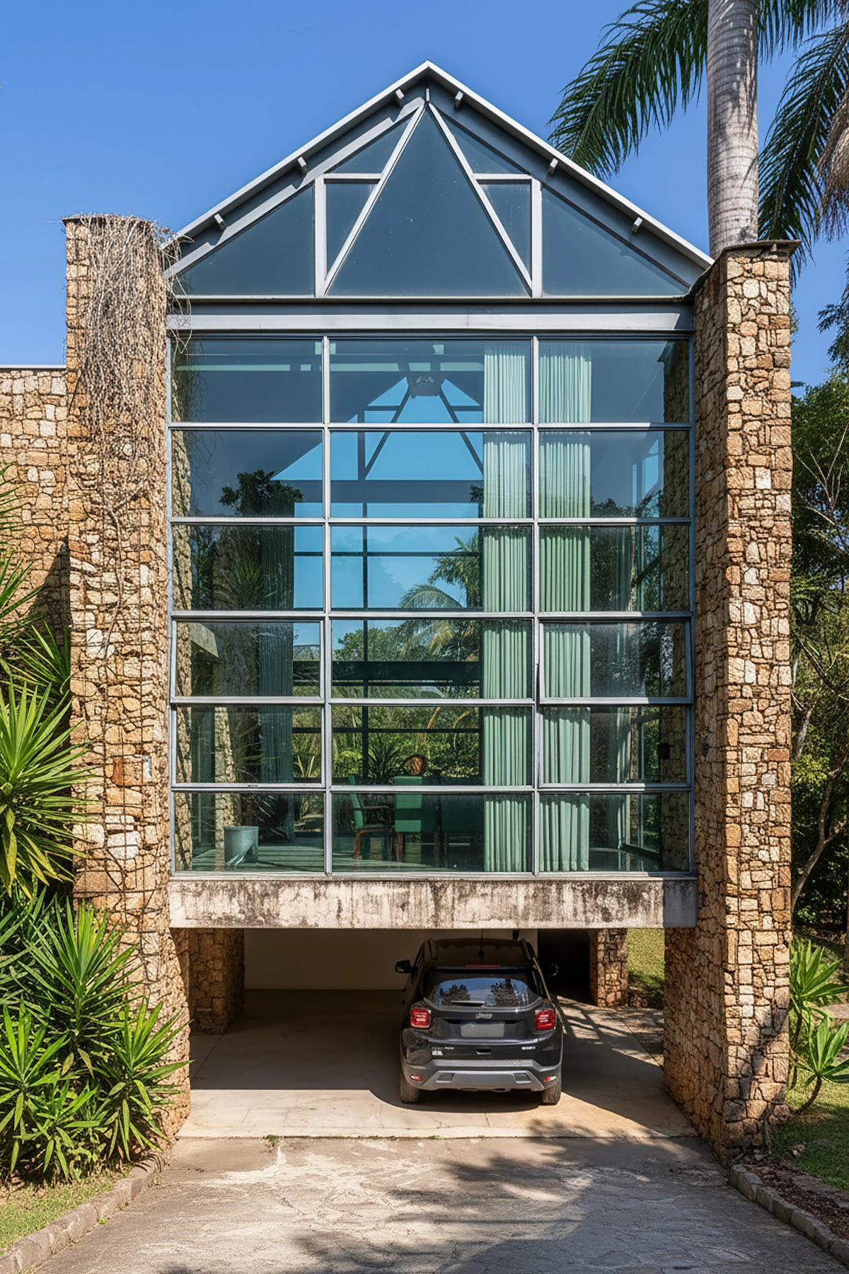 GA Visuals Real estate marketing content creator in Tampa FL - Photography, video, tour 360, drone shots, agents video and floorplan.